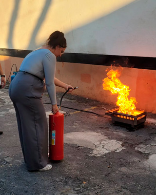 Treinamento de brigada com o simulador de incêndio T21 STD