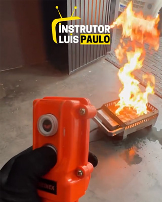 Treinamento de brigada com o simulador de incêndio T21 STD