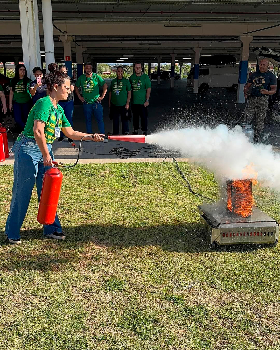 Treinamento de brigada com o simulador de incêndio T21