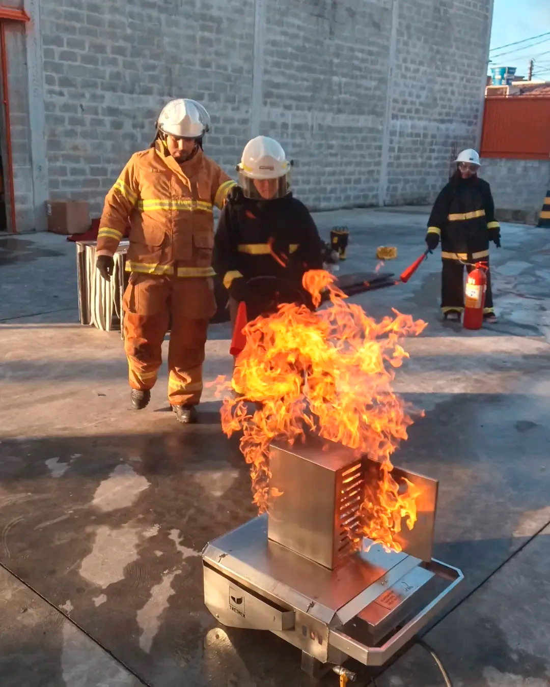 Treinamento de brigada com o simulador de incêndio T21